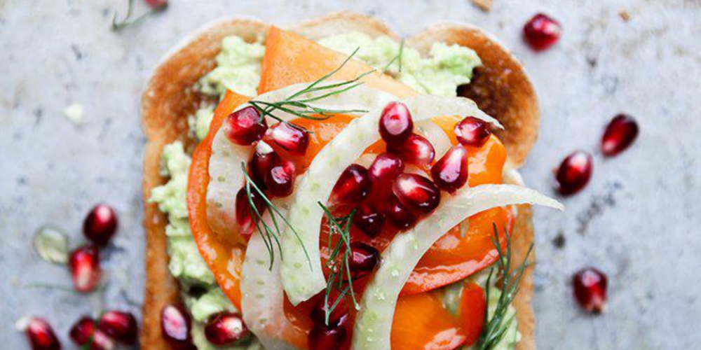 Luxe gezonde tosti met gedroogd kaki fruit